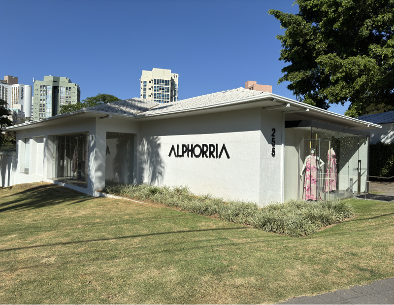 Alphorria, que fica no Cidade Jardim, bairro nobre de Belo Horizonte, em uma casa com projeto arquitetônico premiado.